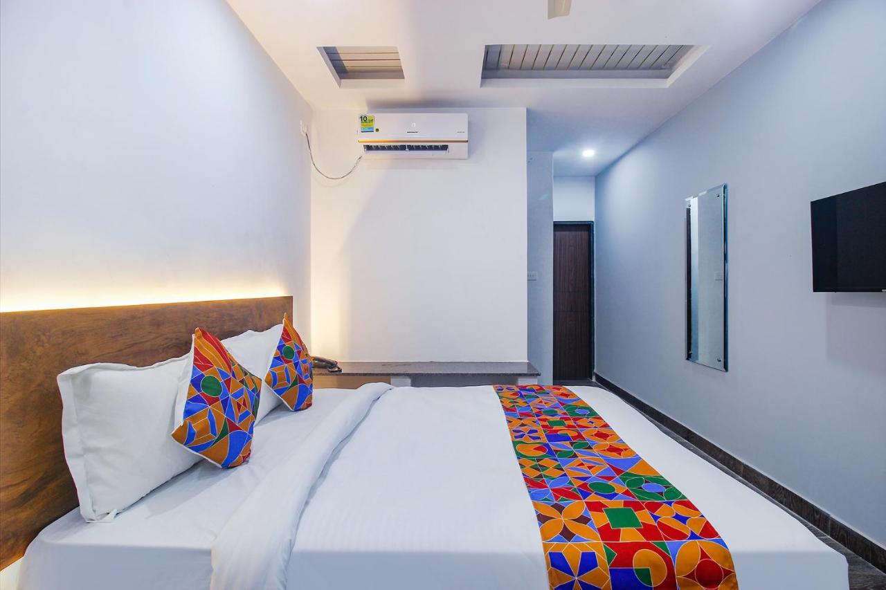 Fabhotel W Grand Suites - Nr Lanco Hills, Manikonda Hyderabad Exterior foto